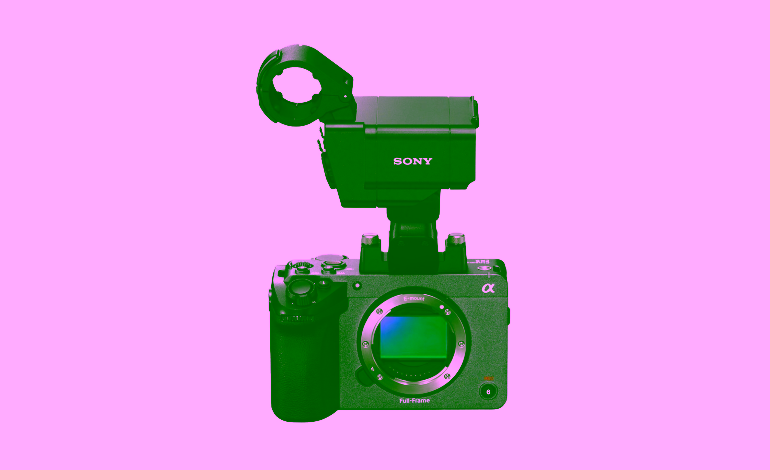 Sony FX5 Vollformat-Kamera mit XLR-Handgriff, freigestellt