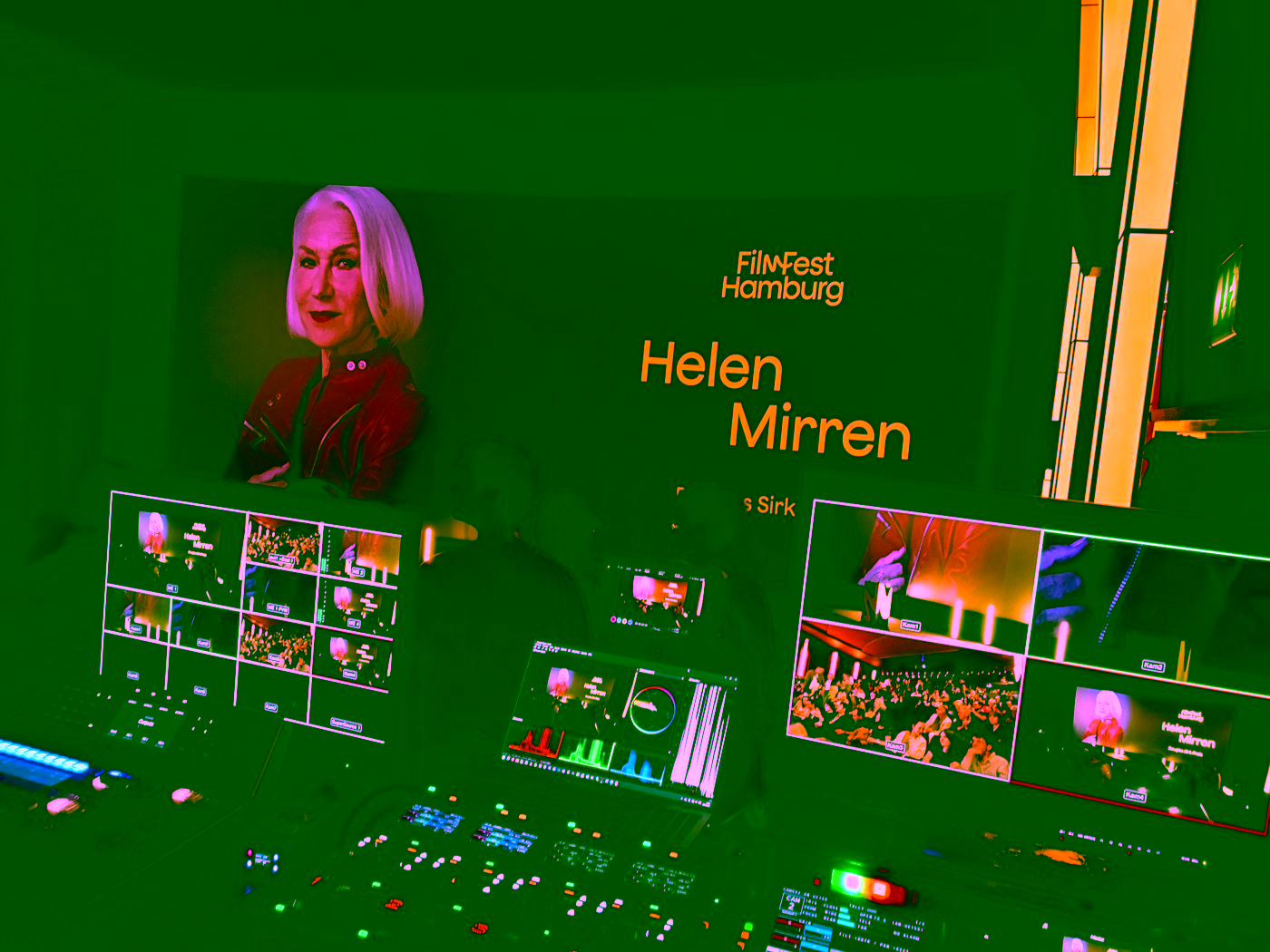 Live-Regie von avt plus beim Douglas Sirk Preis für Helen Mirren im CinemaxX Hamburg Dammtor mit Multiviewern und Kamerasteuerung vor der Kinoleinwand