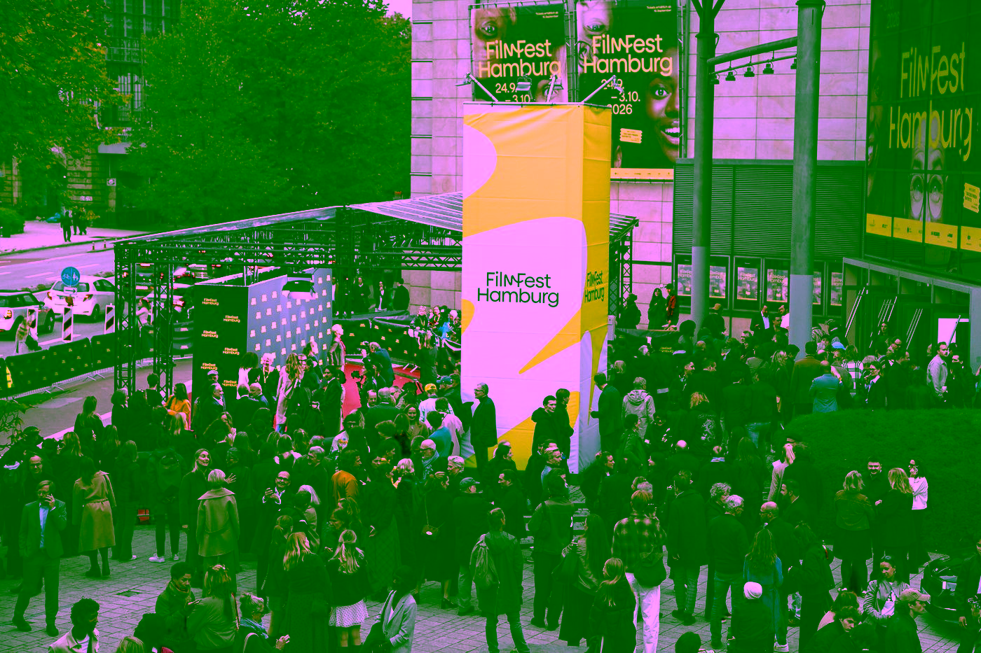 Roter Teppich und Gäste vor dem CinemaxX Hamburg Dammtor zur Eröffnung des Filmfest Hamburg 2026