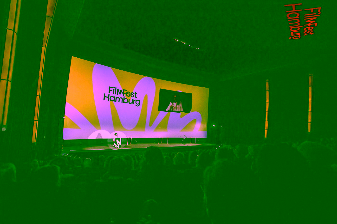 Kinosaal des CinemaxX Dammtor bei der Eröffnung des Filmfest Hamburg 2026 mit Livebild auf der Leinwand