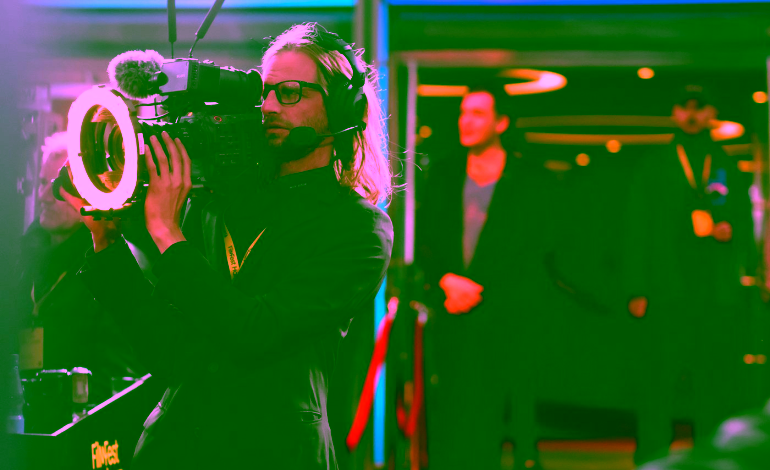 Kameramann von avt plus media service am roten Teppich der Eröffnung des Filmfest Hamburg 2026